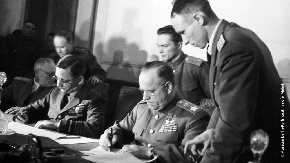 Historisches Foto von der Unterzeichnung der bedingungslosen Kapitulation am 8. Mai 1945 in Berlin-Karlshorst.