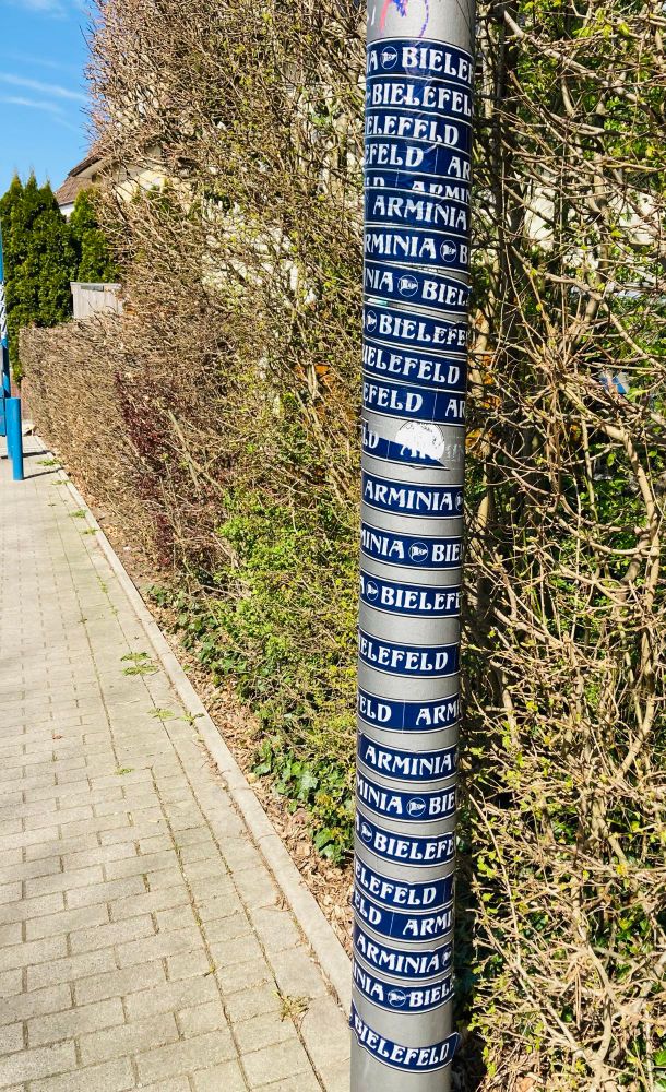 Laternenpfahl mit blauem Arminiaklebeband umschlungen