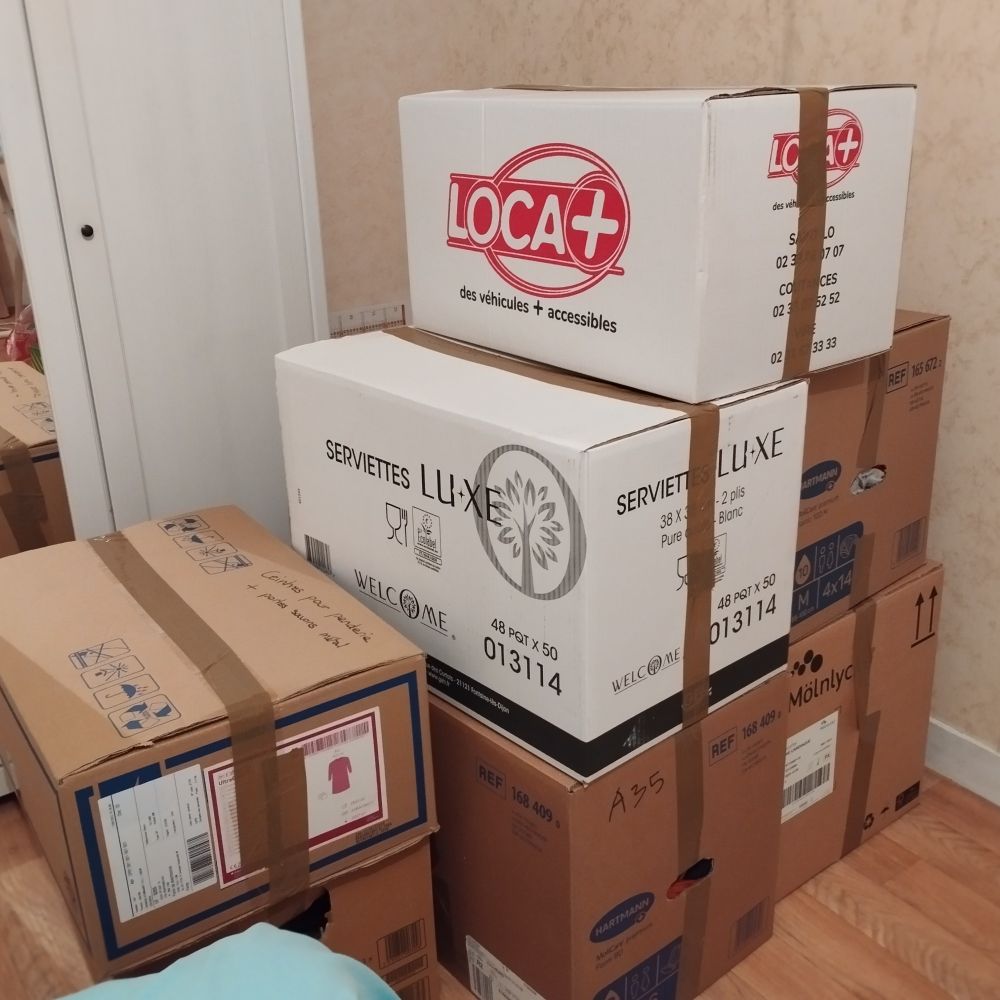 Des gros cartons de déménagement empilés 