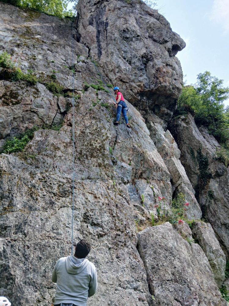 Moi au milieu d'un mur d'escalade en extérieur