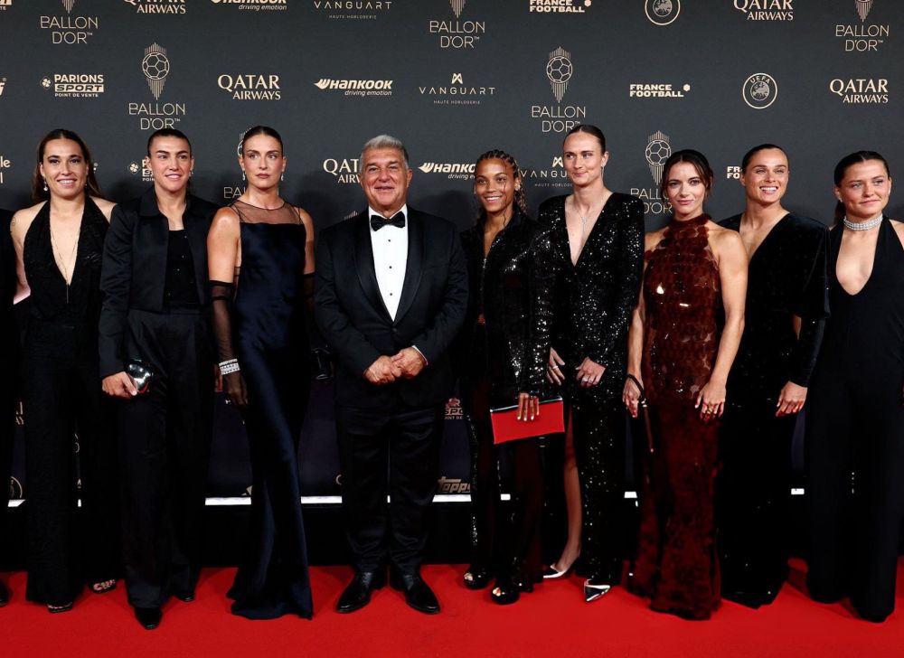 Foto de las jugadoras del Barça Femení nominadas al Balón de oro, además de Vicky y Cata nominadas al Kopa y al Yashin respectivamente, junto a Laporta.