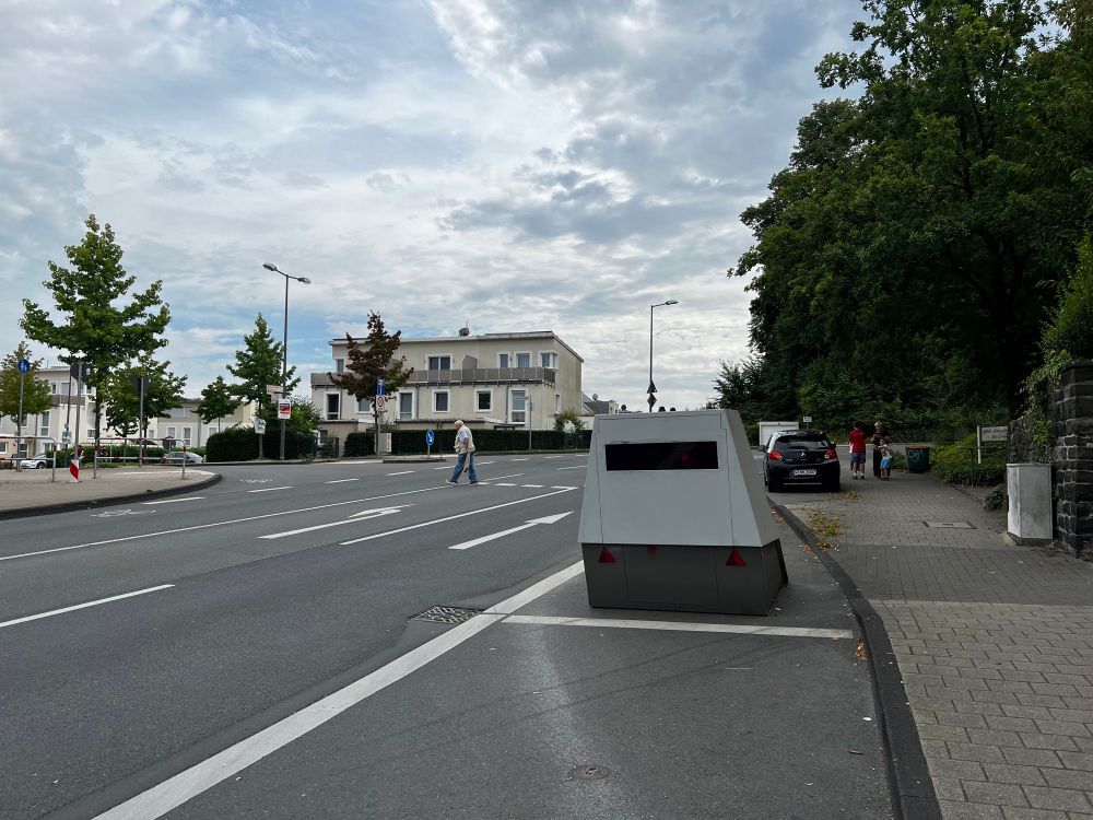 Ein mobiles Blitzgerät steht an einem Straßenrand.