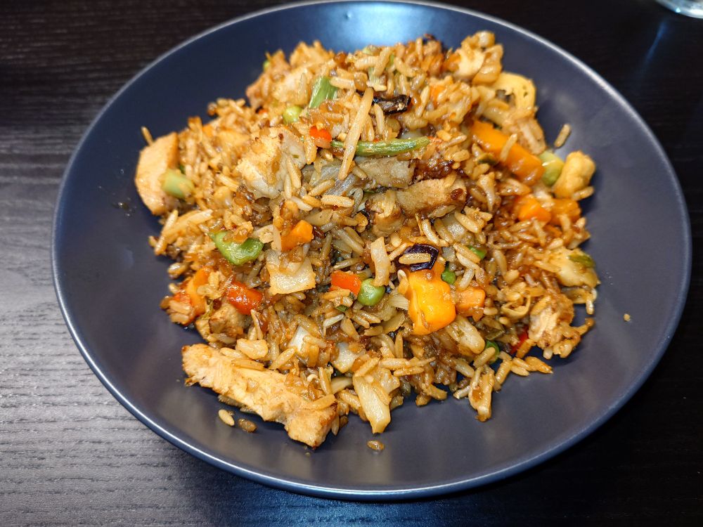 Gebratener Reis mit Gemüse und Hähnchen 