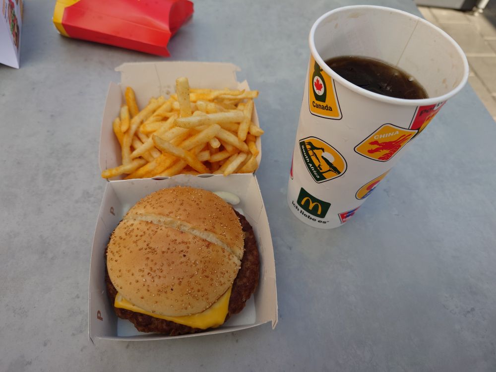 Samurai Mac, Shaker Fries Cheeseburger style, Cola mit Sakura