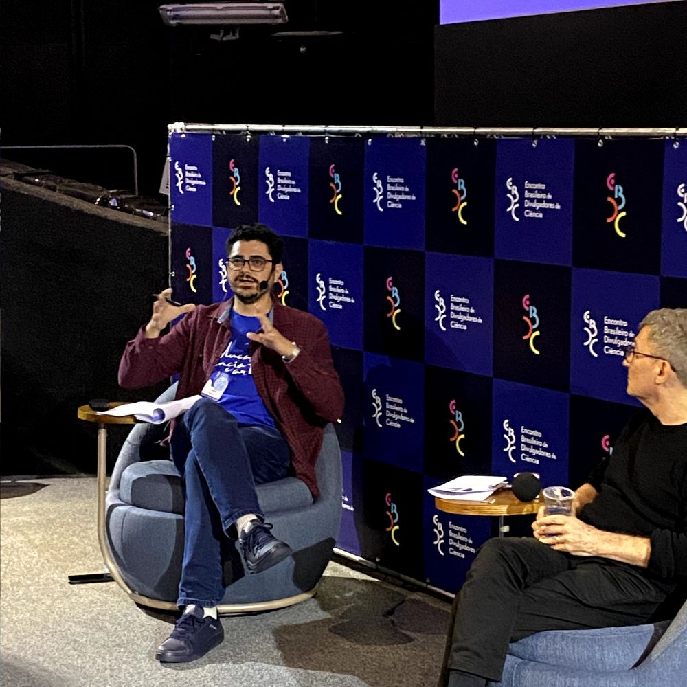 Mesa sobre ciência e arte na infância. Estou. Esquerda, gesticulando, em uma poltrona. Ao meu lado direito o Hélio.