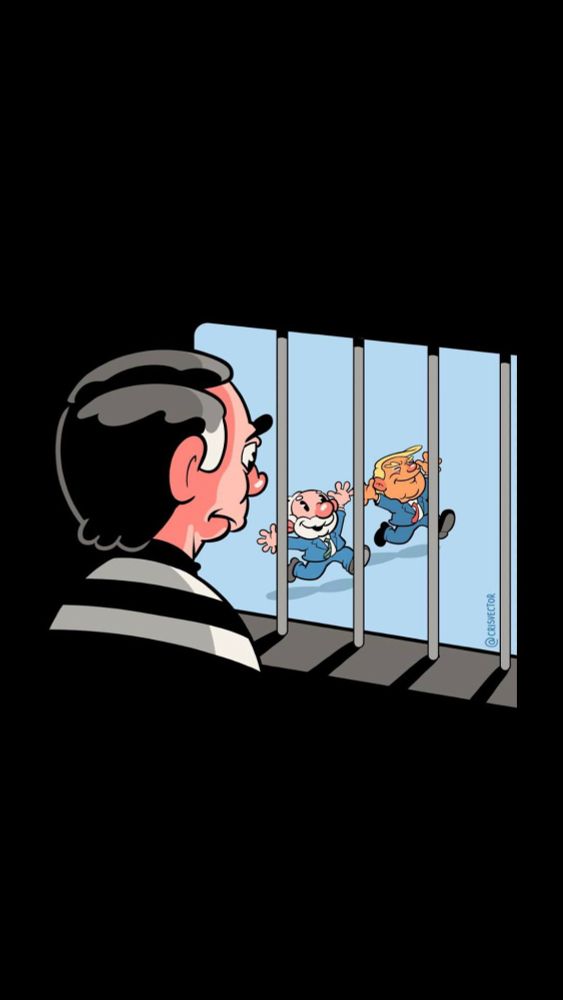 Charge em fundo preto. Bolsonaro com cabelo escuro, camisa listrada de prisão e rosto sério olha para a direita através das grades de uma cela. Do lado de fora das grades, dois políticos caricaturados, o presidente brasileiro Lula (com terno azul e sorriso) e o presidente americano Donald Trump (com terno azul e cabelo loiro), aparecem correndo e gesticulando em um cenário azul-claro, como se estivessem livres. O desenho sugere uma inversão de papéis ou ironia sobre quem está ou não na prisão.