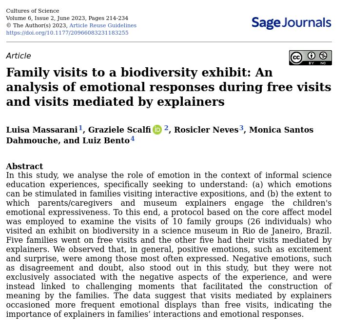 Captura de tela do artigo científico da Sage Journals, publicado em Cultures of Science. O título é "Family visits to a biodiversity exhibit: An analysis of emotional responses during free visits and visits mediated by explainers". O resumo destaca que o estudo analisou as emoções de famílias visitando uma exposição de biodiversidade no Rio de Janeiro, comparando visitas livres e visitas mediadas por educadores (explainers).