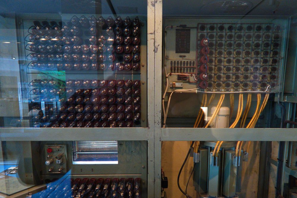 Blick in einen der ersten Computer der Welt. 
Man sieht im Schaltschrank Röhren und Kabel in rechteckigen Arealen angeordnet.