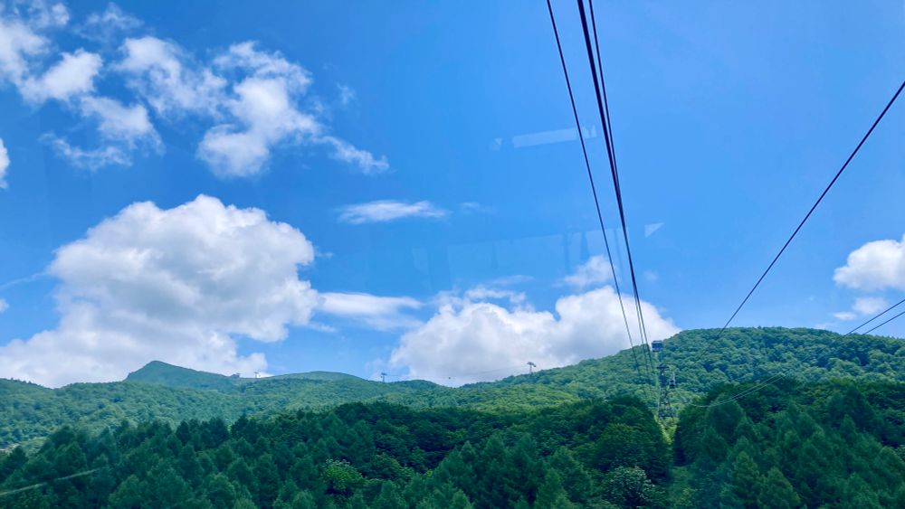 蔵王ロープウェイ山麓駅から樹氷高原駅へ、稜線と青空