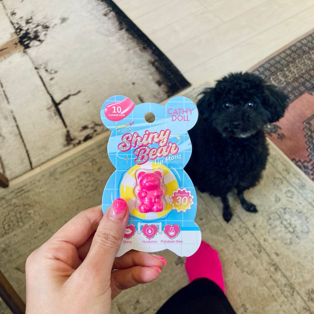 ショッキングピンクのテディベア型リップ・ジェルネイル・タイツ、黒いトイプードル