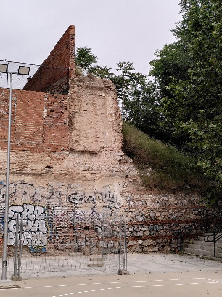 Un risco desprotegido con vallas de obra debajo