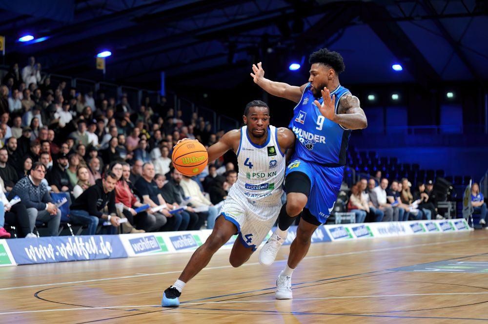 Isaiah Rayshaud Hart (PS Karlsruhe LIONS, #4) gegen Anthony Malik Gaines (HAKRO Merlins Crailsheim, #9) beim Spiel in der 2. BBL, PS Karlsruhe LIONS - HAKRO Merlins Crailsheim in der Europahalle.