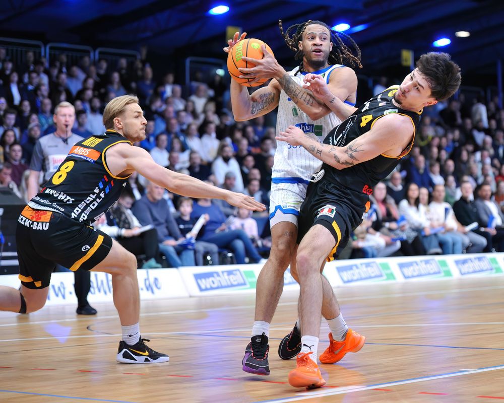 Tyrese Williams (PS Karlsruhe LIONS, #5) gegen Gian Bahattin Aydinoglu (Bozic Estriche Knights Kirchheim, #4) beim Spiel in der 2. BBL, PS Karlsruhe LIONS - Bozic Estriche Knights Kirchheim in der Europahalle.