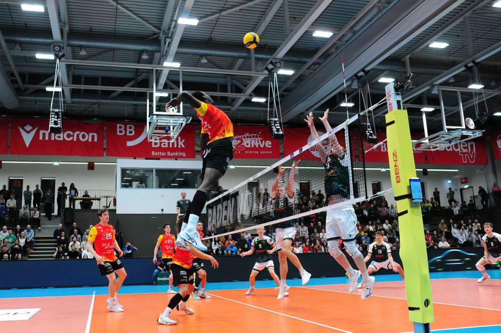 John Obi (BADEN VOLLEYS SSC Karlsruhe, #11) im Spiel der BADEN VOLLEYS SSC Karlsruhe gegen FT Freiburg in der 1. Bundesliga am 22.10.2025.