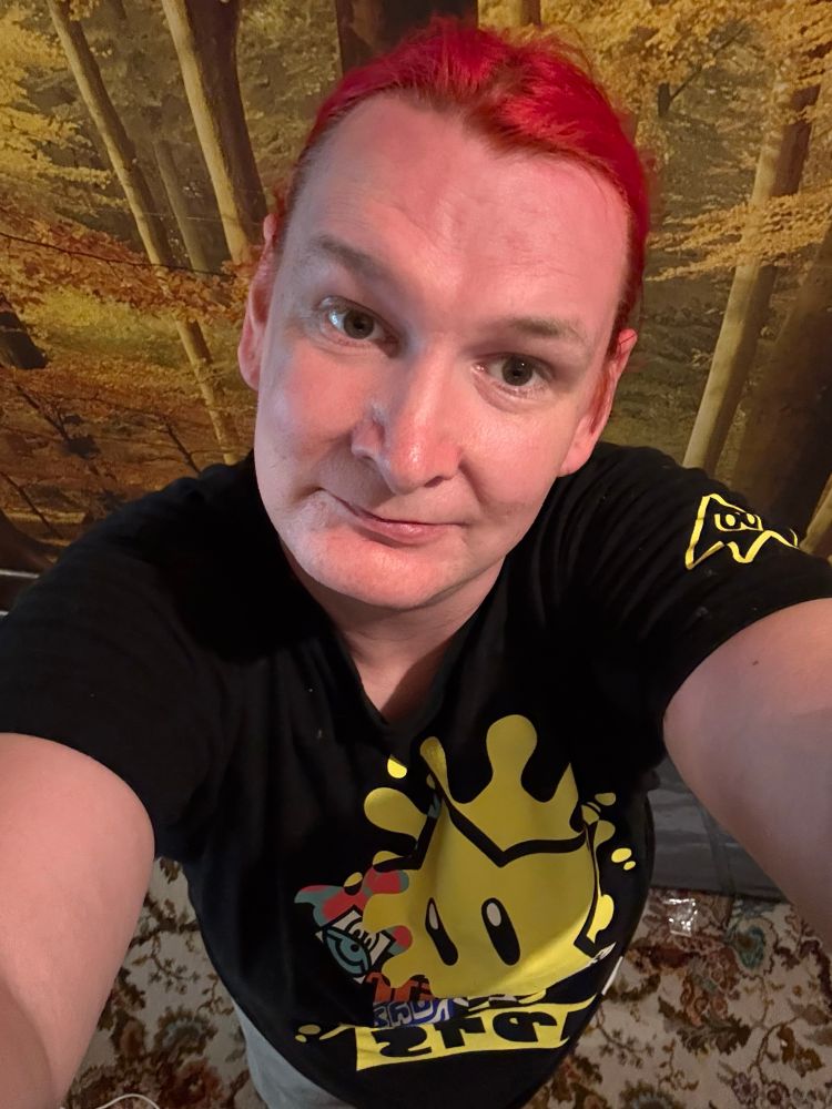Selfie of a girl in a splatoon/mario black T-Shirt