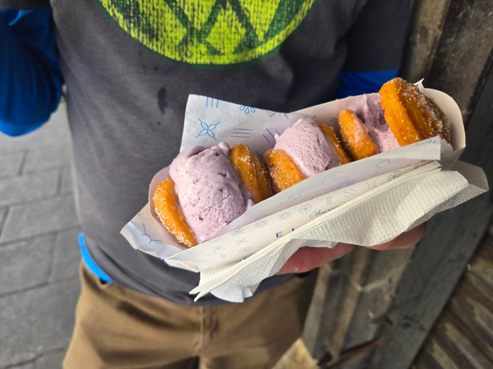 Consuelitos with cherry ice cream