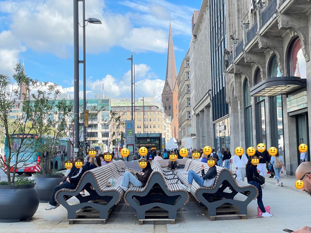 Neu angelieferte Bänke am Jungfernstieg in Hamburg, die noch nicht eingebaut, aber bereits rege genutzt werden.