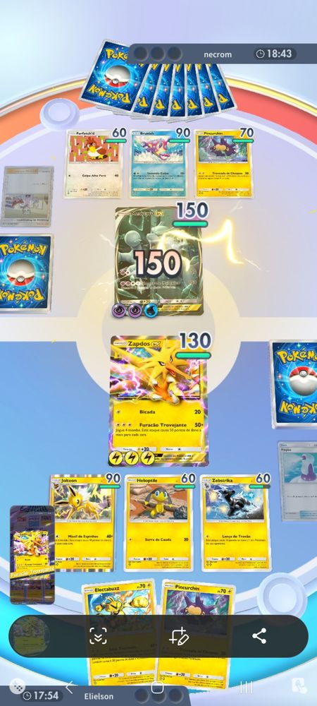 Uma partida do jogo "Pokemon TCGP" onde na minha parte do campo está um Zapdus atacando um Mewtwo. O Mewtwo possui 150 de vida e o Zapdus está utilizando um ataque onde necessita virar 4 moedas para obter cara ou coroa, para cada moeda cara o ataque ganha 50 de dano, nesse caso obtive 3 caras e dei 150 de dano, assim, ganhando do Mewtwo.