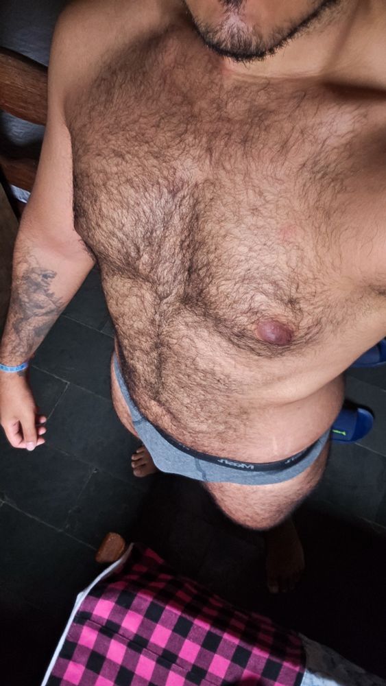 Uma foto minha só de cueca, pegando meu corpo na visão de cima pra baixo