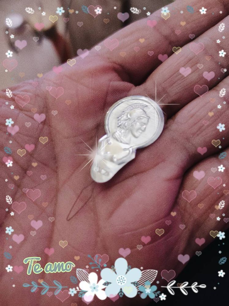 Enhebrador en la Palma de mi mano,decorsdo con corazoncito y destellos.