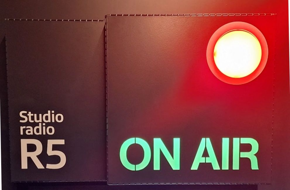 Mia foto del pannello di avviso davanti allo studio della diretta di Rete Tre