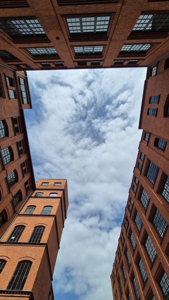 Himmel von Gebäude eingerahmt 