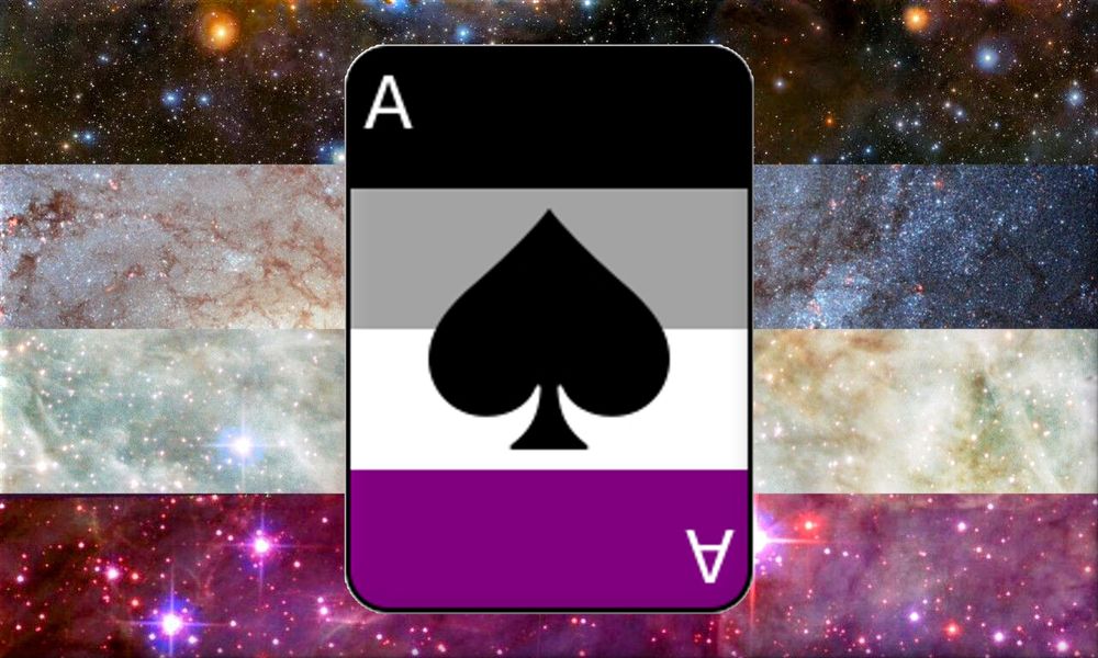 Eine Pik-As-Karte mit den Ace-Farben Schwarz-Grau-Weiß-Lila quergestreift von oben nach unten auf einem Galaxy-Hintergrund, ebenfalls in Ace-Farben.