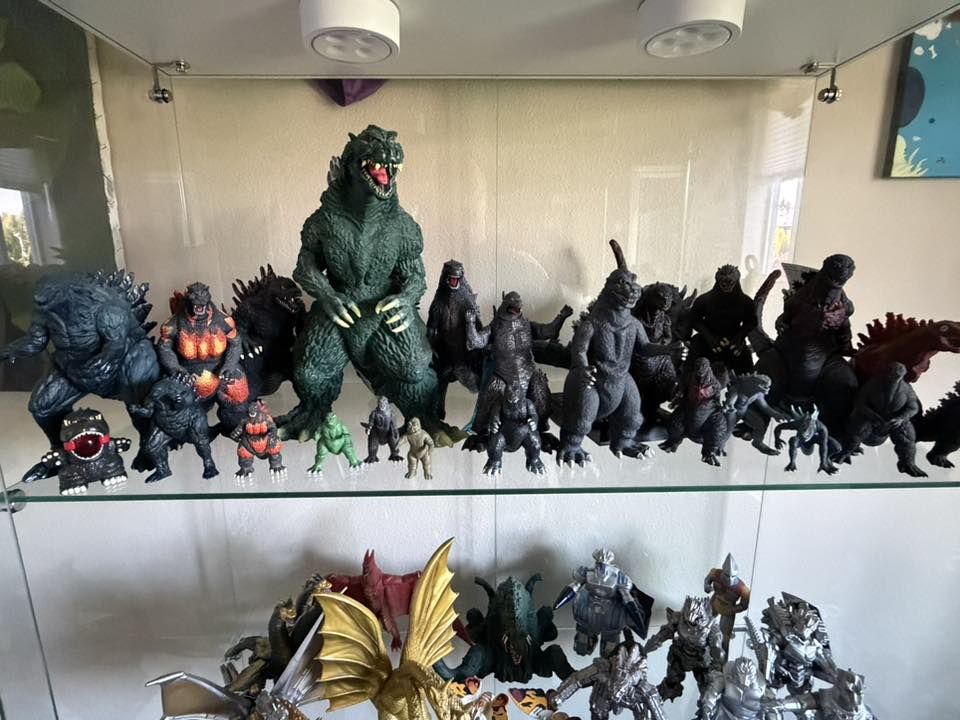 Shelf of Godzilla action figures of various sizes, Godzilla 2023 is shorter than the others