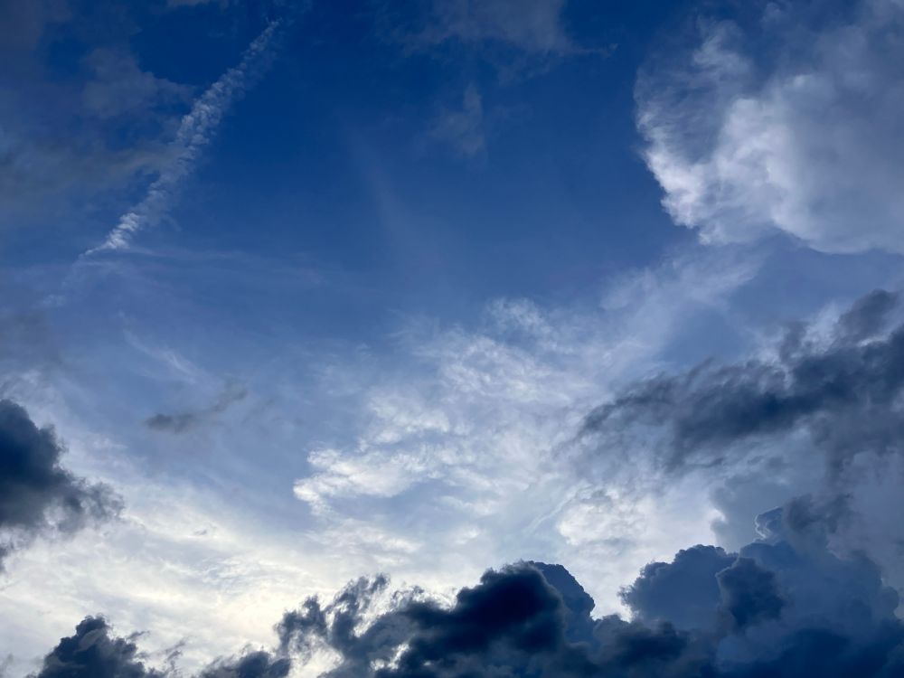 夏の夕暮れ時、雲が厚くて焼けていない