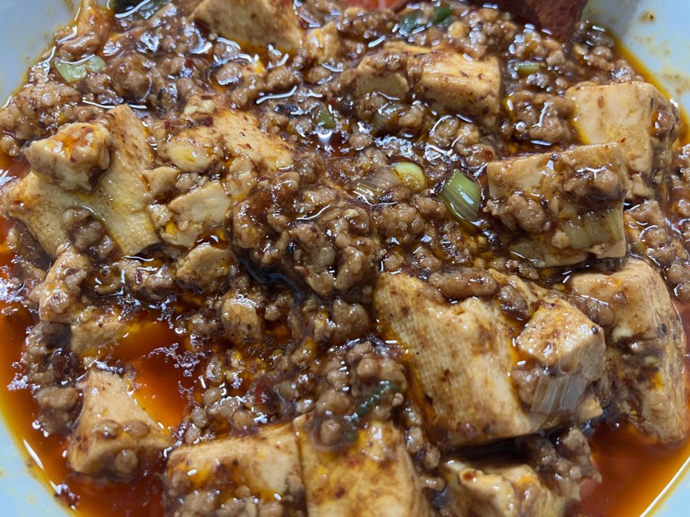 麻婆豆腐。木綿豆腐と豚ひき肉と長ネギ。