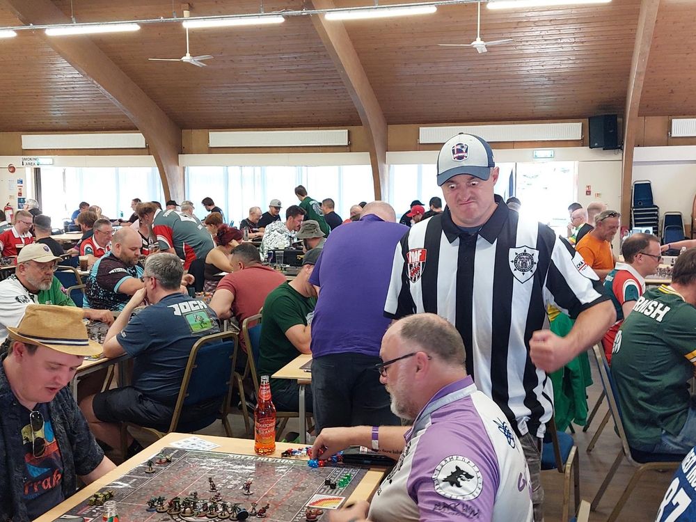 Head referee Inderol being absolutely fuming with and seriously ignored by Goblin coach Glowworm playing Samlikesska (I do too) while there are podcast and streamer scum all around, and a Shakespeare actor (Sir Ian McKellen's understudy to be precise, BB has culture!)