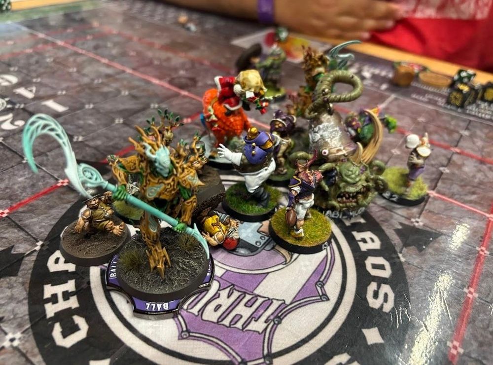 Innocent, poor Nurgle (the community painted legacy team won by Oddgood, lovely fella) being bullied by a ruthless Halfling team