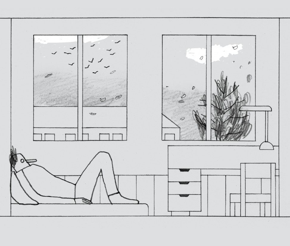 Bleistiftzeichnung eines Zimmers mit zwei Fenstern, darin links ein Bett und rechts ein Tisch mit Stuhl.
Draussen sieht man ein Haus und einen Baum. Am Himmel sind graue und weisse Wolken, Laub fliegt durch die Luft, eine kleine Gruppe von Vögeln fliegt umher.
Auf dem Bett liegt eine schlappe Person auf dem Rücken, der Oberkörper lehnt an der Wand.
