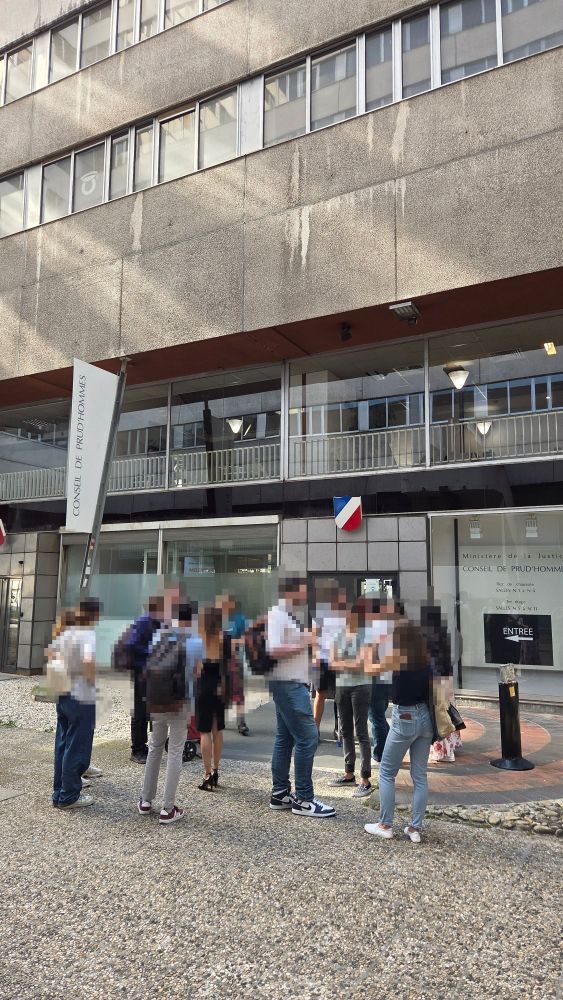Photos des ex-salarié•es de OONA, accompagné•es par Solidaires Informatique, devant le Conseil des prud'hommes.