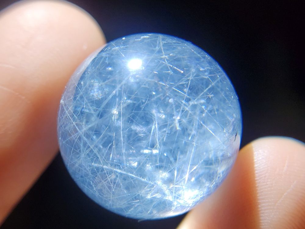 밤에 손전등 아래에서 본 블루루틸쿼츠 구