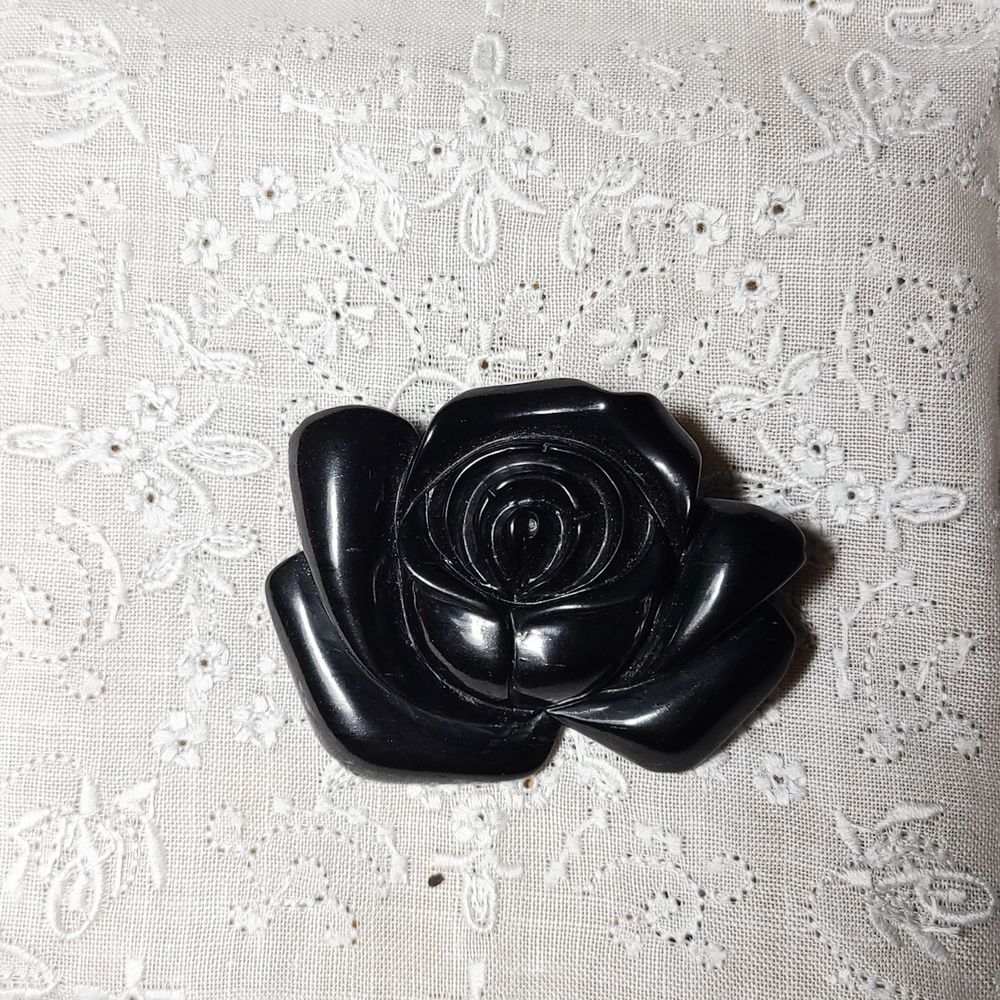 黒いバラの花を模したブローチ