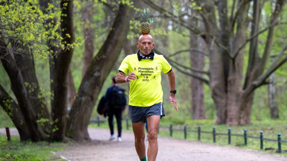 Ein Balanceakt über 21 Kilometer: 70-Jähriger will Berliner Halbmarathon mit Ananas auf dem Kopf laufen