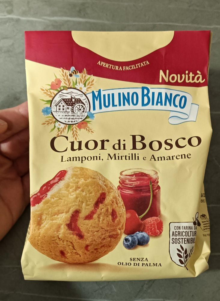 Paquete de galletitas italianas mulino bianco. Cuor di Bosco, con frambuesa, arándano y cereza.