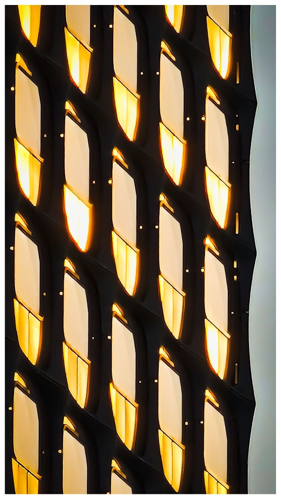 Fenêtres d'un building reflétant le soleil orangé du matin 