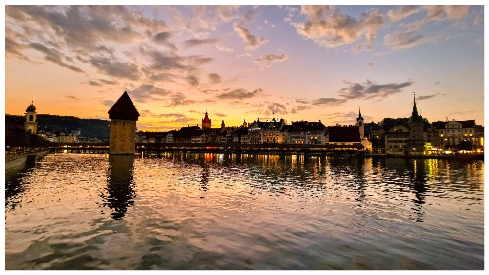Luzerne en Suisse, vue du pont kapellbrücke au coucher du soleil