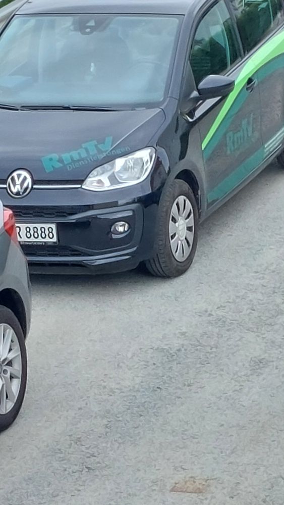 Dienstauto der Firma RmTV mit dem Kennzeichen ...... 8888