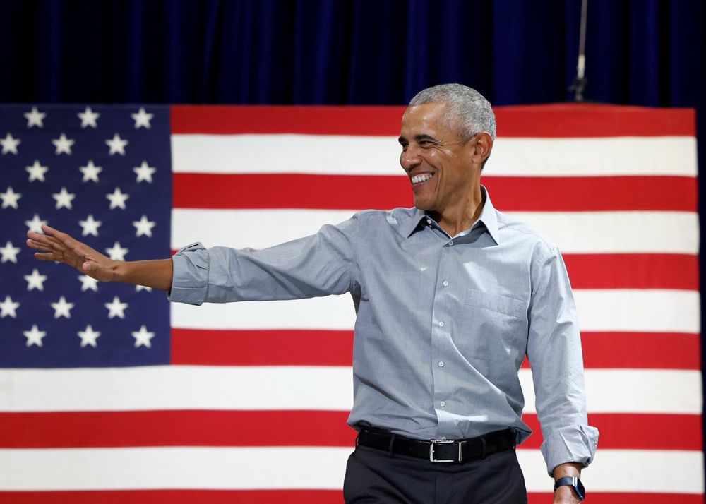 Image of POTUS Barack Obama in front of an American flag