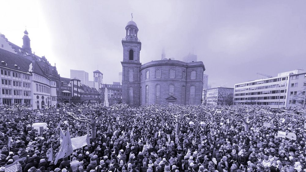Eine große Menge Demonstrierender vor der Frankfurter Paulskirche.