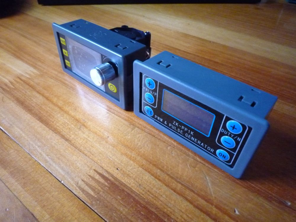 SK120とZK-PP1Kを並べている。ケースのサイズも形も全く同じ。