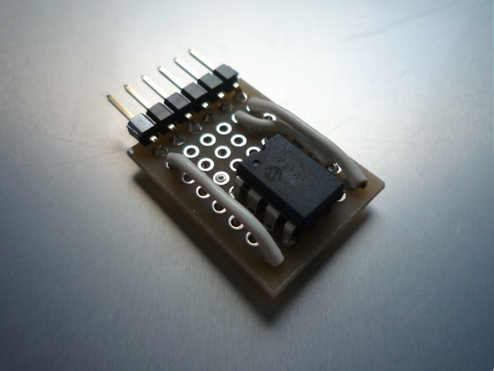 PIC12F1822とピンヘッダだけの小さな基板、表側