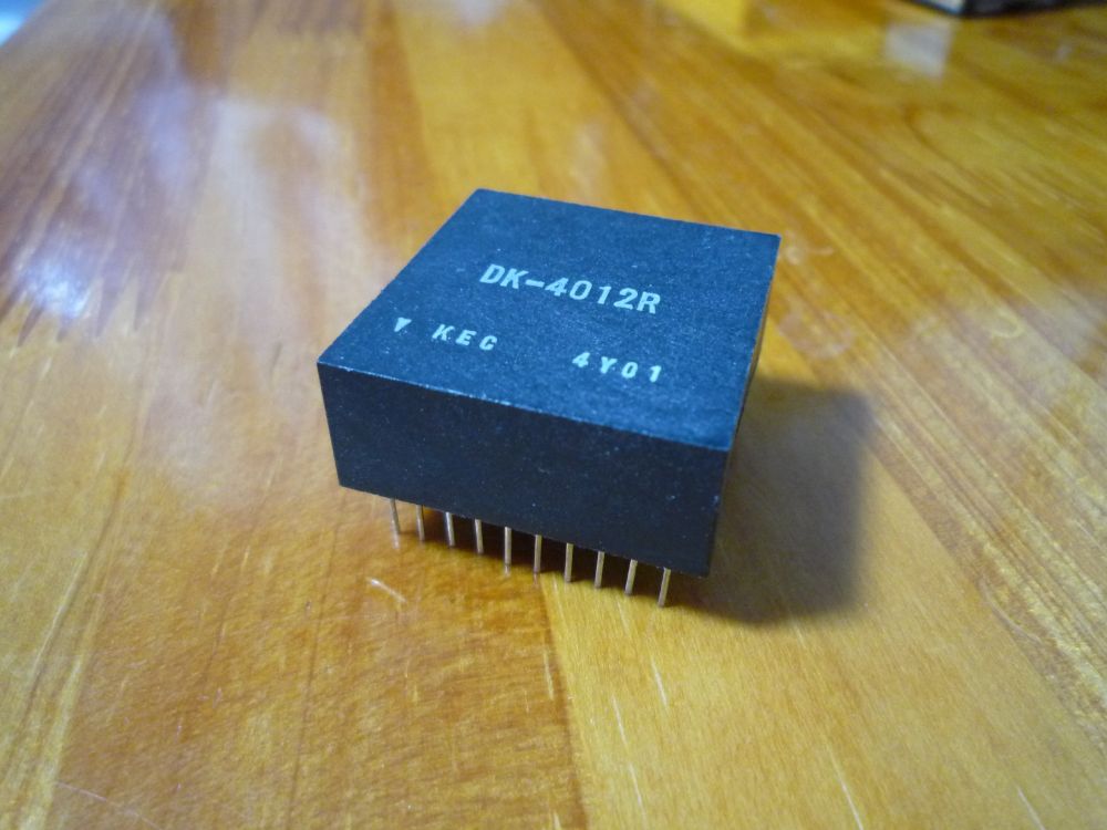 黒い正方形の部品。端子は10ピンx2列。「DK-4012R ▼ KEC 4Y01」と書かれている。