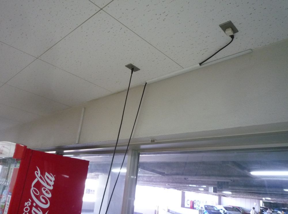 自販機の電源を天井のコンセントから取っているが長さが足りないのをむりやり接続しているので空中配線みたいになっててプラグにもケーブルにもテンションかかりまくり