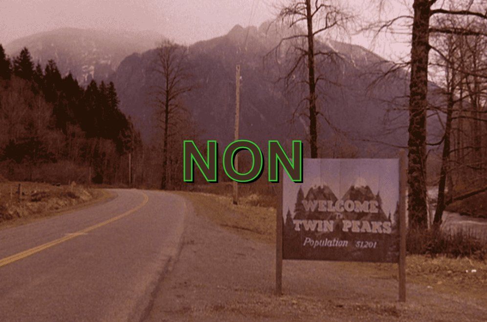 Still Frame du générique de Twin Peaks avec marqué "NON" à la place du titre de la série.