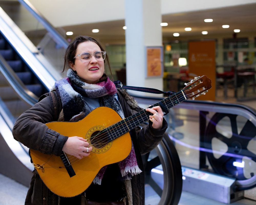 Photo de @coucou.oo qui joue de la guitare !