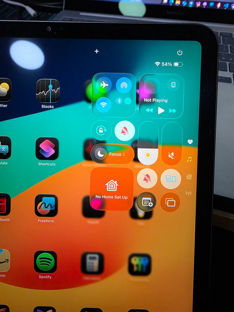 iPadOS 26 control center all glass looking with bad contrast and readability